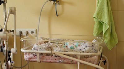 Поліція пропонує винагороду за допомогу у пошуку жінки, яка лишила немовля у смітнику