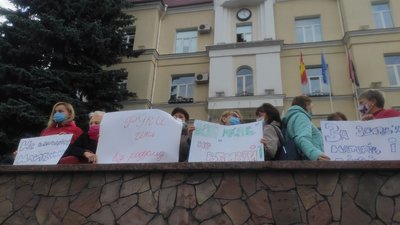 У Луцьку перекрили дорогу: лікарі проти перетворення пологового у коронавірусний шпиталь У Луцьку перекрили дорогу: лікарі проти перетворення пологового у коронавірусний шпиталь