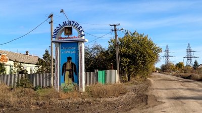 Лишились менше половини людей. Життя у селищі Новодмитрівка на Донеччині: репортаж