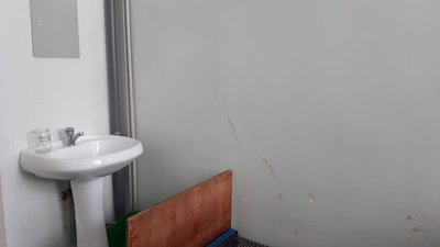 Пліснява та тріщини на стінах. Кропивничанка скаржиться на умови в обласній дитячій лікарні Пліснява та тріщини на стінах. Кропивничанка скаржиться на умови в обласній дитячій лікарні