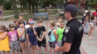 У Черкасах патрульні провели навчання для дітей У Черкасах патрульні провели навчання для дітей