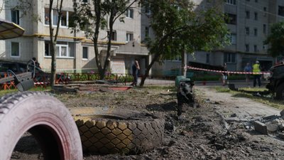 Наслідки влучання безпілотника РФ в Сумах 22 липня 2025 року.