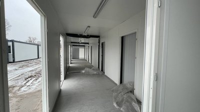 У Полтаву привезли модульні будиночки для ВПО: які вони та де розмістять У Полтаву привезли модульні будиночки для ВПО: які вони та де розмістять