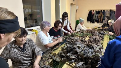 На Волині волонтери три роки плетуть маскувальні сітки для українських військових