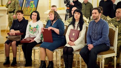 Фото з передачі посмертної державної нагороди у Києві рідним Павла Трухана з Чернігівщини Фото з передачі посмертної державної нагороди у Києві рідним Павла Трухана з Чернігівщини