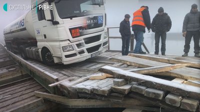 Вантажівка з пальним зруйнувала переправу через річку на Рівненщині Вантажівка з пальним зруйнувала переправу через річку на Рівненщині