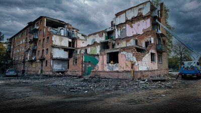 Ракетний удар по Прилуках: що буде з багатоповерхівкою, яку зруйнувала РФ