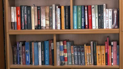 День книголюбів: яку літературу обирають читачі волинської бібліотеки