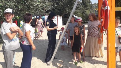 У Херсоні рятувальники провели майстер-клас з безпеки на воді У Херсоні рятувальники провели майстер-клас з безпеки на воді