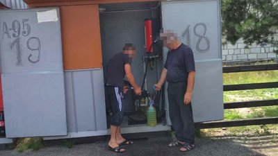 На Рівненщині чоловік облаштував нелегальну АЗС у своєму дворі