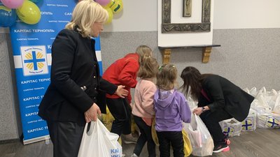 У Тернополі діти-сироти з Миколаївщини і Харківщини отримали допомогу У Тернополі діти-сироти з Миколаївщини і Харківщини отримали допомогу