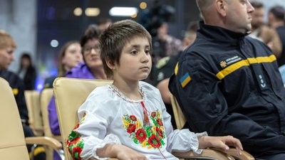 МВС відзначило 10-річну сумчанку, яка врятувала з палаючого будинку своїх братів та сестру