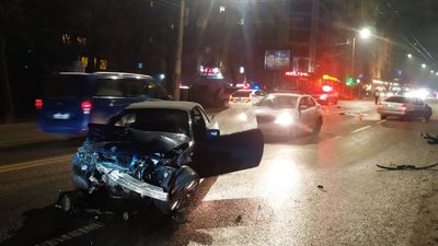 У Чернівцях зіштовхнулись дві автівки: 9-річного хлопчика шпиталізували до лікарні