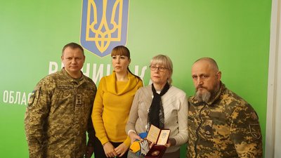 Родині загиблого вінничанина вручили державну нагороду Родині загиблого вінничанина вручили державну нагороду