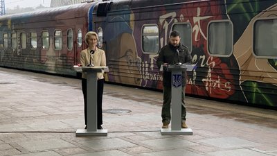 До Києва прибула президентка Єврокомісії Урсула фон дер Ляйєн До Києва прибула президентка Єврокомісії Урсула фон дер Ляйєн