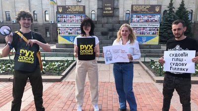 Дмитро Сінченко ліворуч, Дмитро Завражний праворуч Дмитро Сінченко ліворуч, Дмитро Завражний праворуч