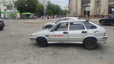 Розриті тротуари та смуга руху без асфальту у центрі Житомира – ремонт вулиці Київської поки не поновлюватимуть Розриті тротуари та смуга руху без асфальту у центрі Житомира – ремонт вулиці Київської поки не поновлюватимуть