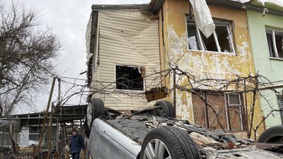 Зруйнований будинок, чоловік на подвір'ї, ракетний удар, обстріли Херсона