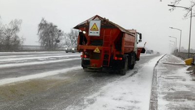 У Львові комунальні служби задіяли 44 одиниці техніки для прибирання вулиць через ожеледицю