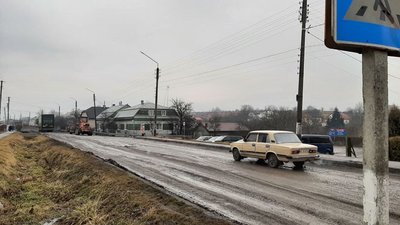 У Рогатині люди перекрили дорогу: вимагають ремонту У Рогатині люди перекрили дорогу: вимагають ремонту