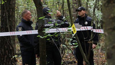 Шеврон Академії СБУ та кросівки. У поліції розповіли про знайдені речі у чоловіків, вбитих росіянами на Київщині