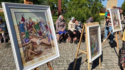 Вишивали три роки: у храмі на Рівненщині презентували волонтерську роботу прихожанок Вишивали три роки: у храмі на Рівненщині презентували волонтерську роботу прихожанок