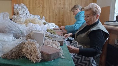 Сітки та кікімори: як волонтери Радомишля на Житомирщині допомагають військовим ЗСУ Сітки та кікімори: як волонтери Радомишля на Житомирщині допомагають військовим ЗСУ