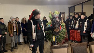 У селі Вістря на Тернопільщині провели обряд "Засівання з конем" У селі Вістря на Тернопільщині провели обряд "Засівання з конем"
