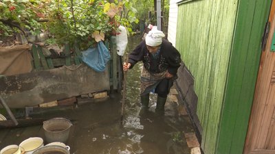 У Дніпрі по вулиці Гусячій прорвало каналізаційну трубу У Дніпрі по вулиці Гусячій прорвало каналізаційну трубу