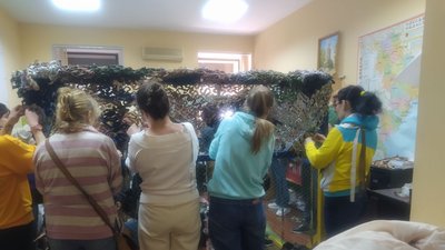 "Дуже кропітка робота". В Одесі волонтери виготовляють маскувальні сітки для військових