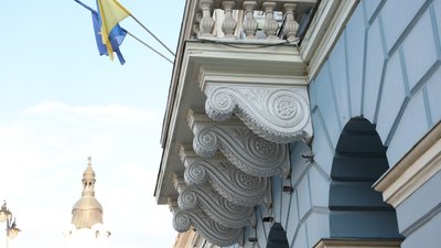 Маскарони, еркери та атланти. Архітектурні деталі Чернівців, котрих ви могли не помічати Маскарони, еркери та атланти. Архітектурні деталі Чернівців, котрих ви могли не помічати