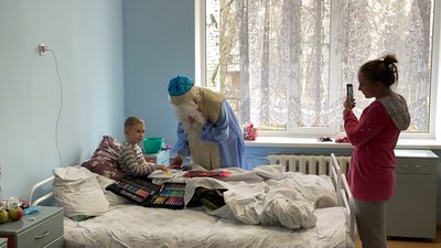 До маленьких пацієнтів Миколаївської дитячої лікарні Святий Миколай піднявся на автовишці До маленьких пацієнтів Миколаївської дитячої лікарні Святий Миколай піднявся на автовишці