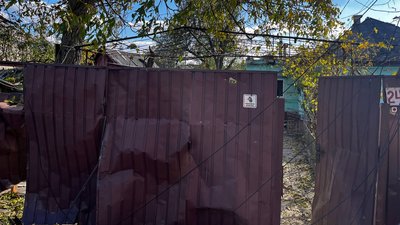 Що відбувається на місці ракетного удару по передмістю Дніпра: фоторепортаж