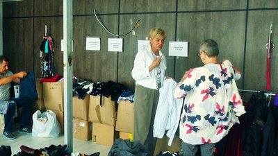 Підбирає одяг за кольором, розміром та віком: переселенка з Харкова працює стилісткою у волонтерському центрі Підбирає одяг за кольором, розміром та віком: переселенка з Харкова працює стилісткою у волонтерському центрі