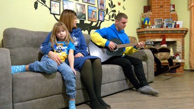 "Мій Джміль з брунатними очима": дружина загиблого оборонця з Вінниччини присвятила чоловікові книгу "Мій Джміль з брунатними очима": дружина загиблого оборонця з Вінниччини присвятила чоловікові книгу