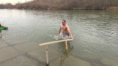 На Водохреще люди занурилися в річку На Водохреще люди занурилися в річку