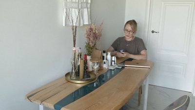 Христина Корецька показує косметику, яку розігрують в боксі Христина Корецька показує косметику, яку розігрують в боксі