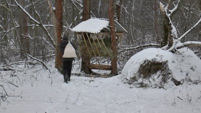 Єгер Євген Пивовар готує підгодівлю для тварин Єгер Євген Пивовар готує підгодівлю для тварин