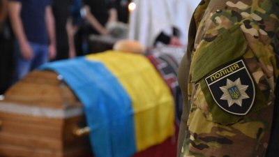 Попрощатися з загиблим прийшли колеги військовослужбовця з поліції Волині Попрощатися з загиблим прийшли колеги військовослужбовця з поліції Волині