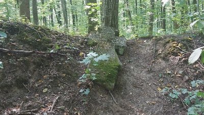 Ще один кам'яний хрест, датований 18 століттям. Ще один кам'яний хрест, датований 18 століттям.