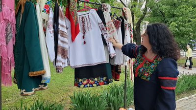 "Одягнемо свій край у вишиванку". Херсонці протягом дня фотографувались у національному одязі