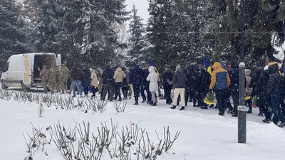 "Своє життя поклав за нас": у Полтаві попрощалися із солдатом Володимиром Ропотилом "Своє життя поклав за нас": у Полтаві попрощалися із солдатом Володимиром Ропотилом