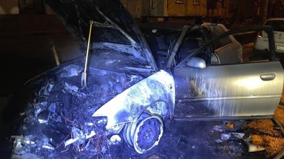 У Рівному підпалили машину підприємця, на місці знайшли смолоскип У Рівному підпалили машину підприємця, на місці знайшли смолоскип