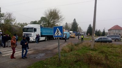 На Прикарпатті селяни перекривають дорогу. Вимога одна - ремонт