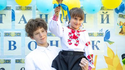 Школа, випускний, останній дзвоник