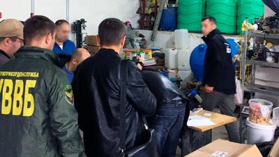 Контрафактний алкоголь на пів мільйона гривень: затримали буковинців, які підробляли відомі марки