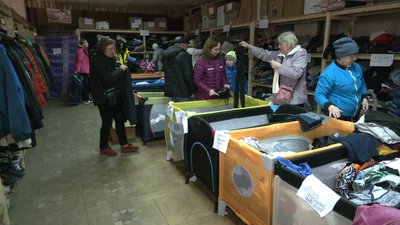 Одяг надходить як гуманітарна допомога з Європи. Також свої речі приносять рівняни. У центрі все розподілене за категоріями та підписане. Одяг надходить як гуманітарна допомога з Європи. Також свої речі приносять рівняни. У центрі все розподілене за категоріями та підписане.