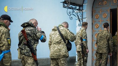 У Києві пройшов молебень за Маріуполь та бійців полку “Азов”, які захищають місто У Києві пройшов молебень за Маріуполь та бійців полку “Азов”, які захищають місто
