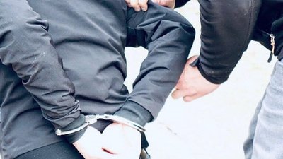 Прикарпатські правоохоронці затримали чоловіка за зберігання зброї
