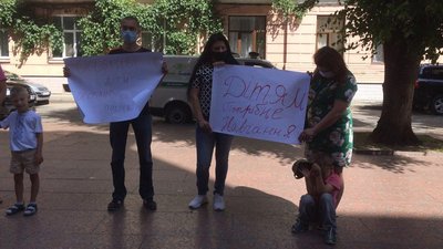 У Чернівцях батьки дітей з інвалідністю просять відкрити спеціалізований дитсадок